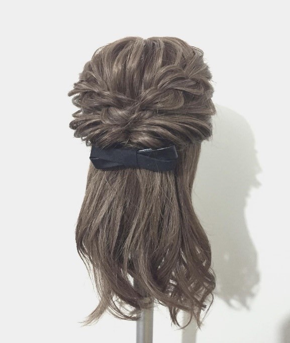 広がらずに上品にまとまる！くるりんぱとロープ編みで作るハーフアップアレンジ♪